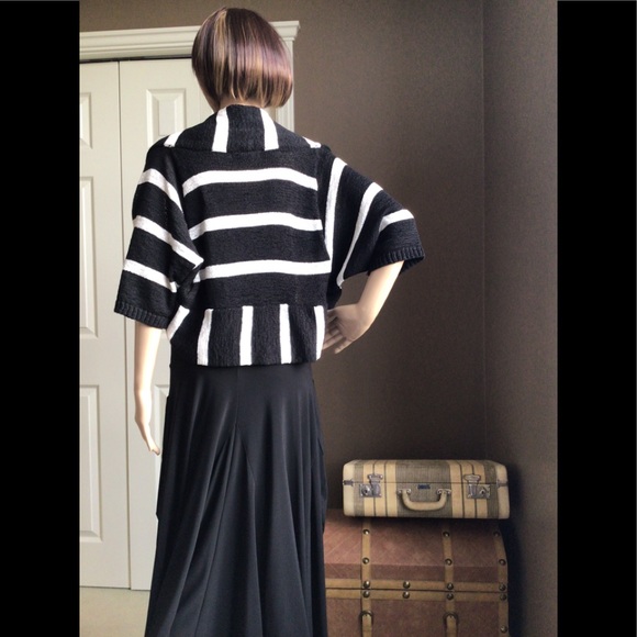 WD-NY Cream and Black Shrug - Picture 5 of 7